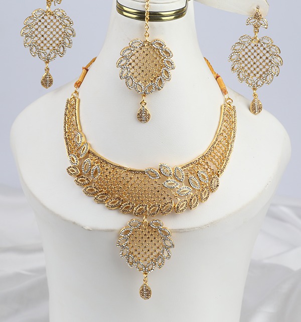 Beautiful Apple Jewelry Set Earring and Matha Patti (ZV-1538)