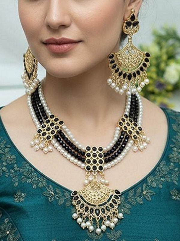 Black Choker Pearl Beaded Necklace Set with Earrings & Maang Tikka (ZV:141324)